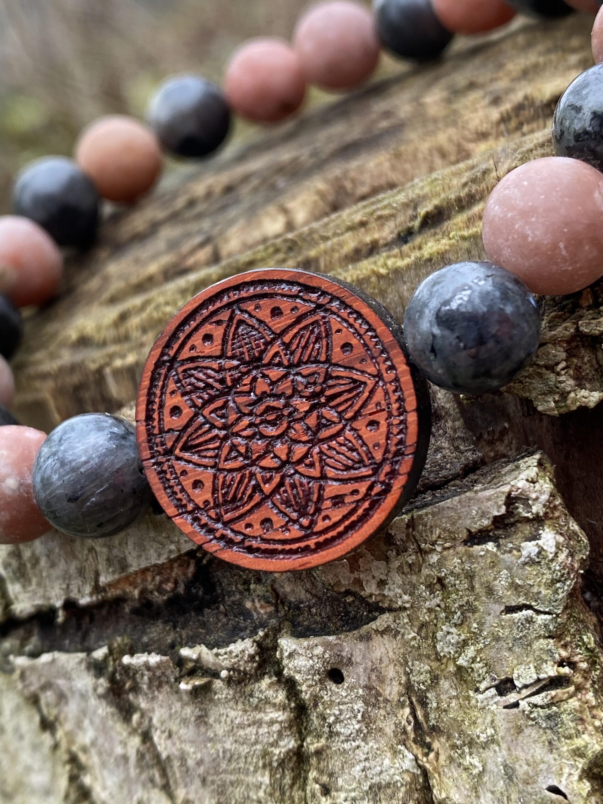 Náramek Mandala - padouk, larvikit, matný červený jaspis - Obrázek 2