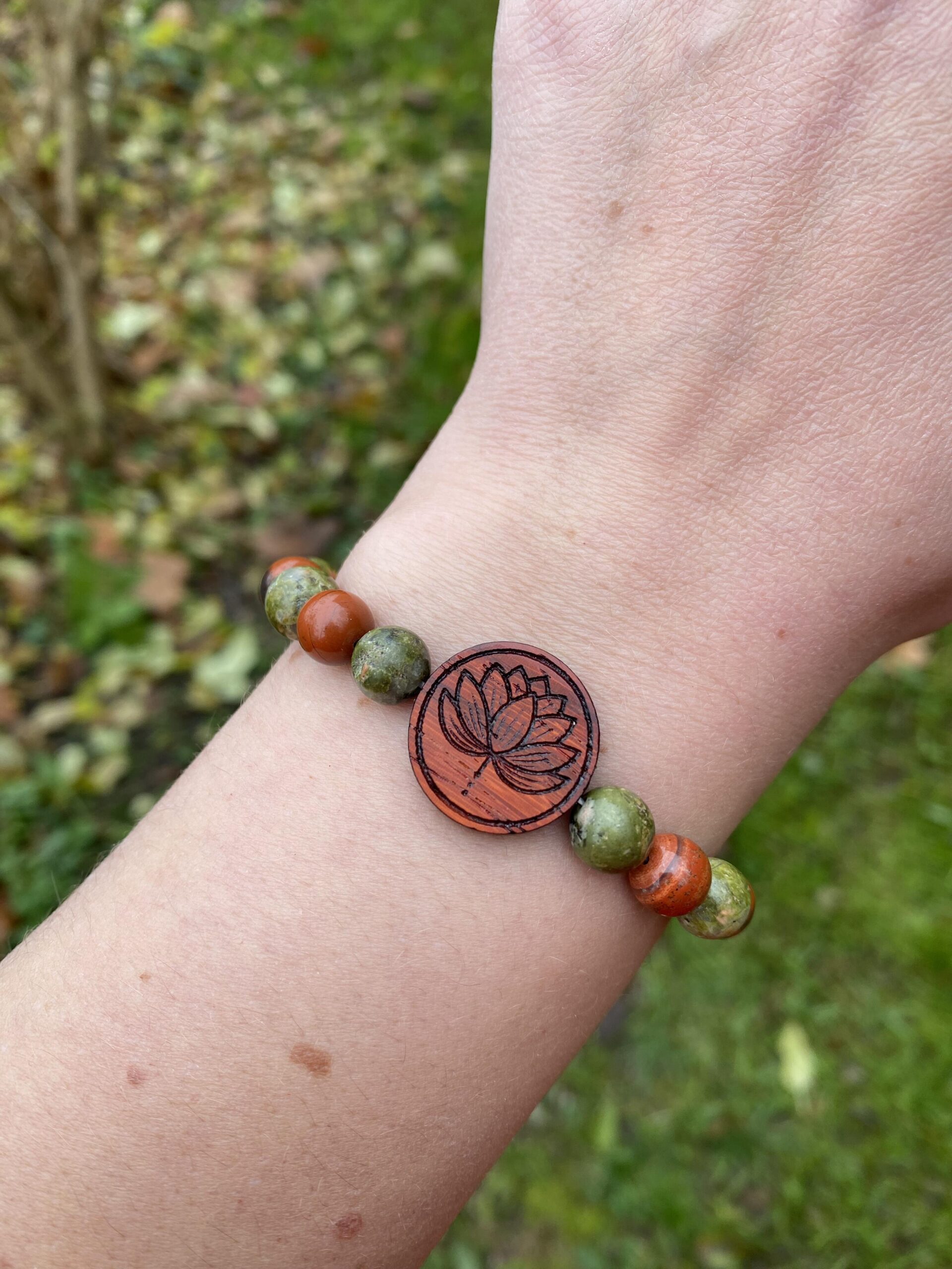 Náramek Lotosový květ - unakit, červený jaspis - Obrázek 3