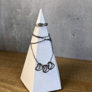 Stojánek na šperky jehlan