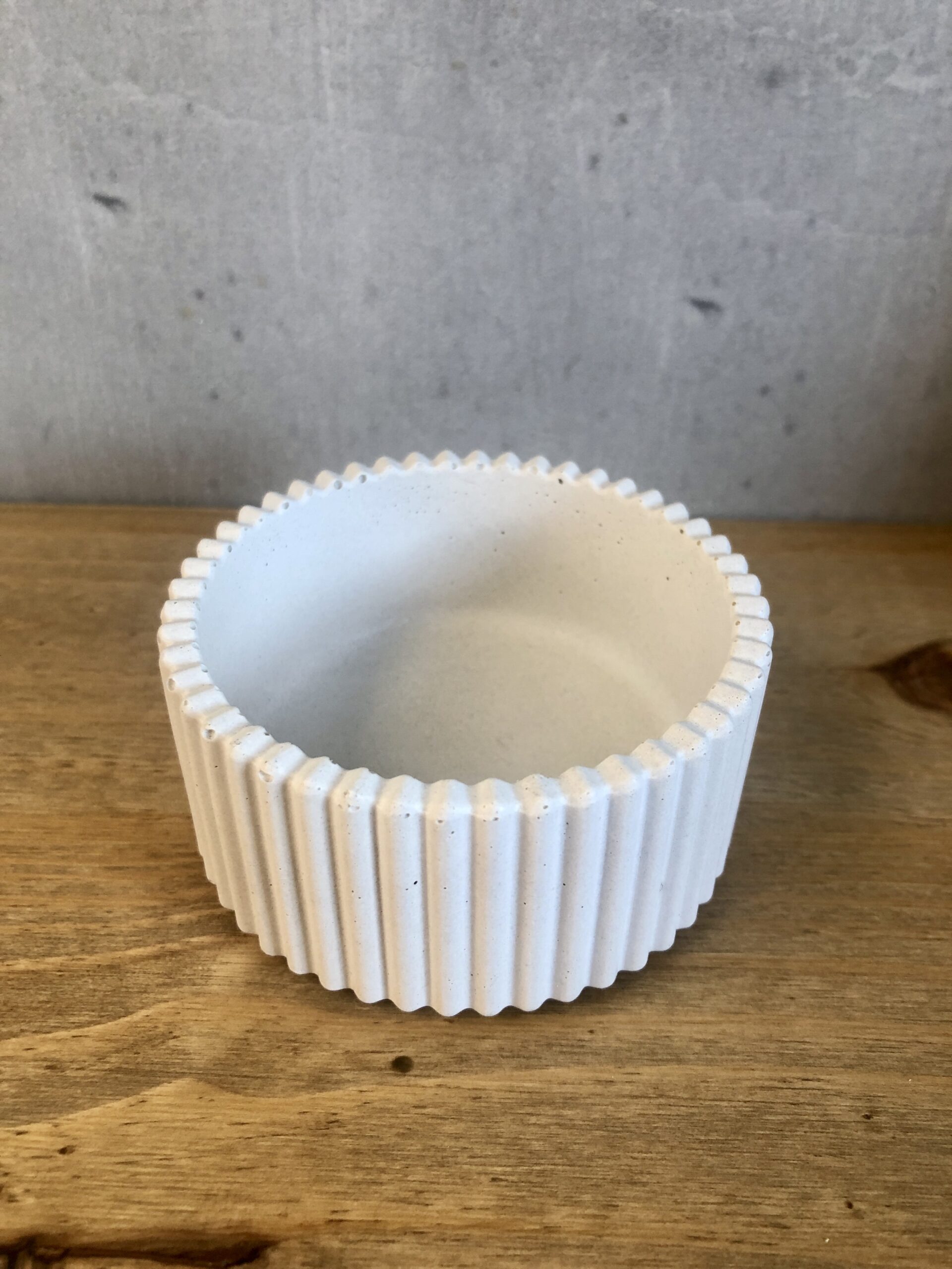 Betonová miska vroubkovaná malá - Obrázek 1