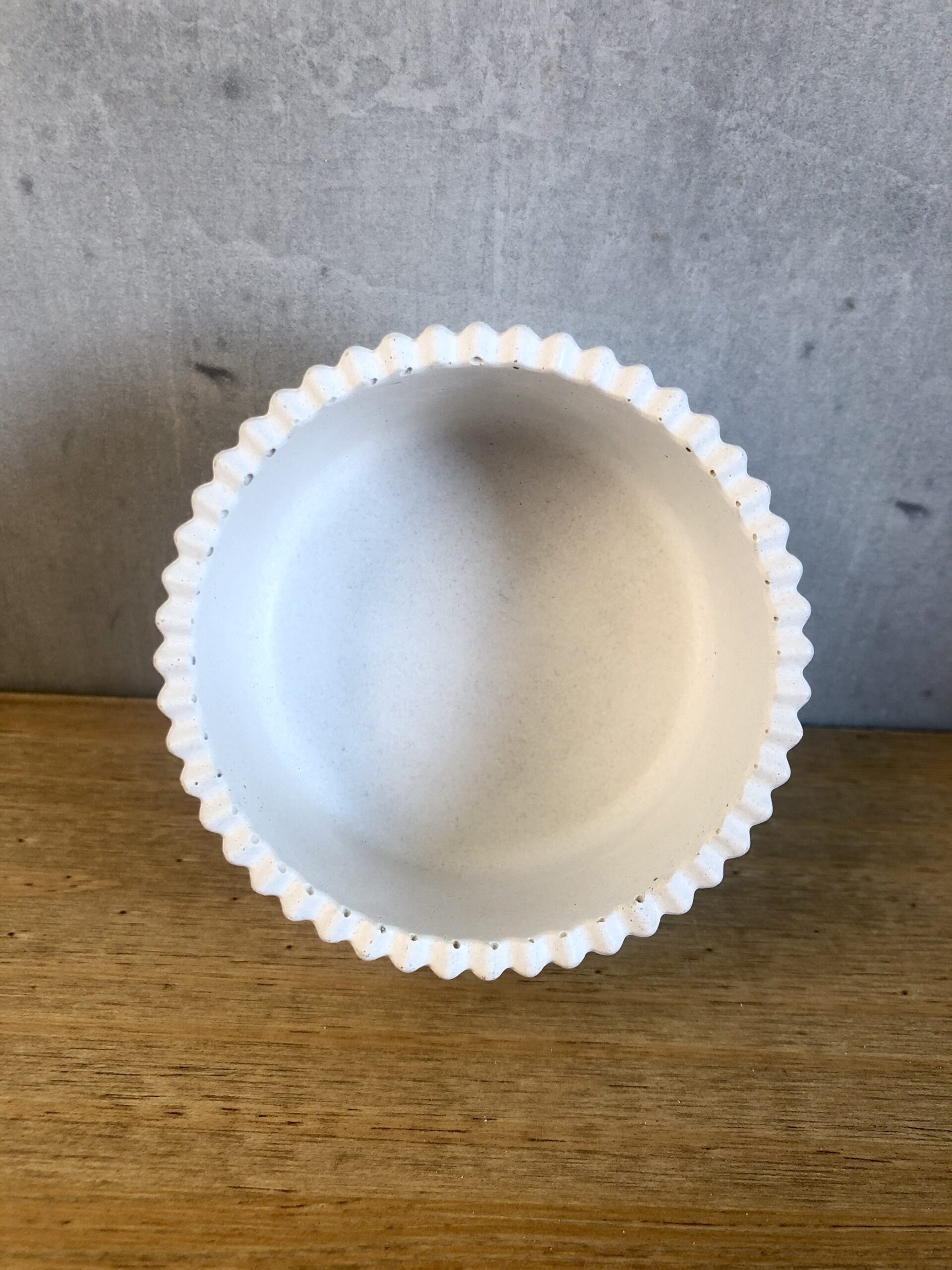 Betonová miska vroubkovaná malá - Obrázek 3