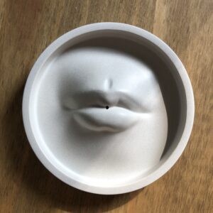 Betonový držák na vonnou tyčinku – Ústa - Obrázek 2