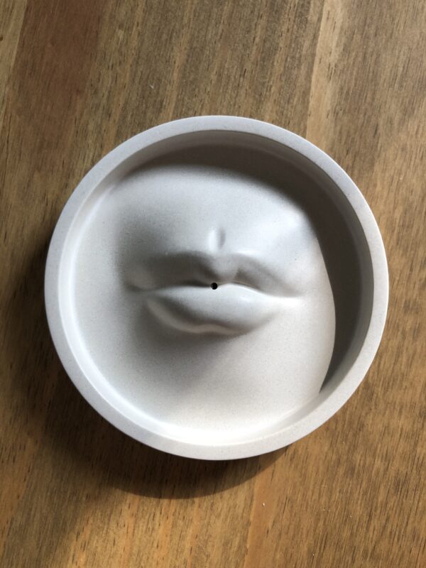 Betonový držák na vonnou tyčinku – Ústa - Obrázek 2