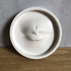 Betonový držák na vonnou tyčinku – Ústa