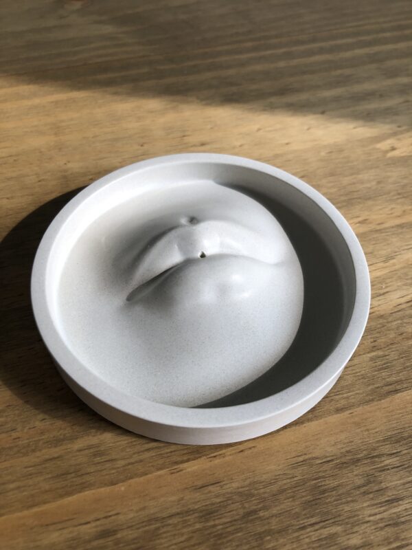 Betonový držák na vonnou tyčinku – Ústa - Obrázek 3