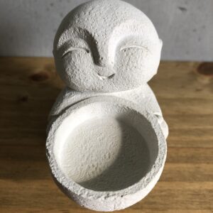 Mnich s miskou – betonový svícen na čajovou svíčku