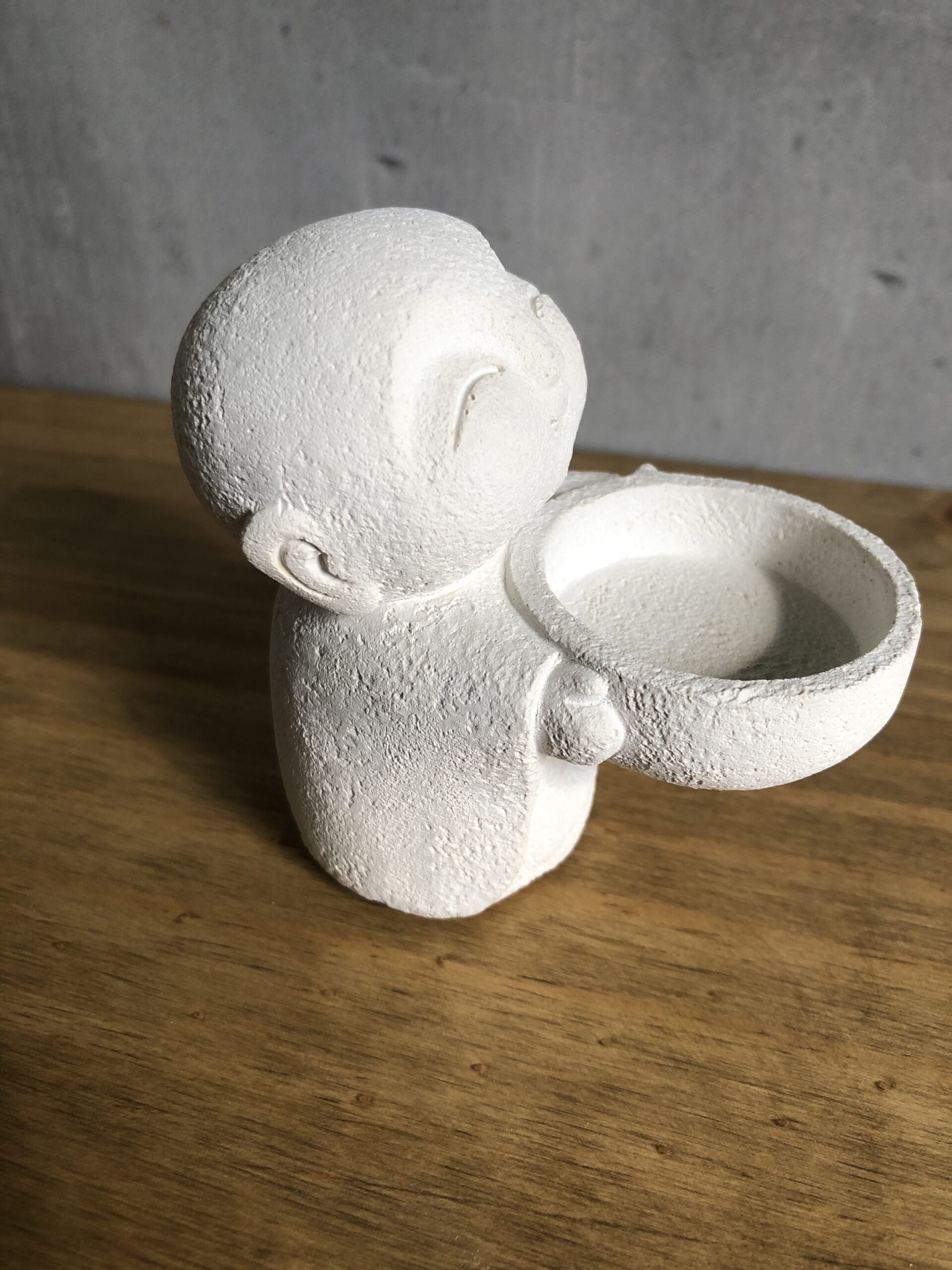 Mnich s miskou – betonový svícen na čajovou svíčku - Obrázek 2