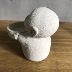 Mnich s miskou – betonový svícen na čajovou svíčku - Obrázek 3