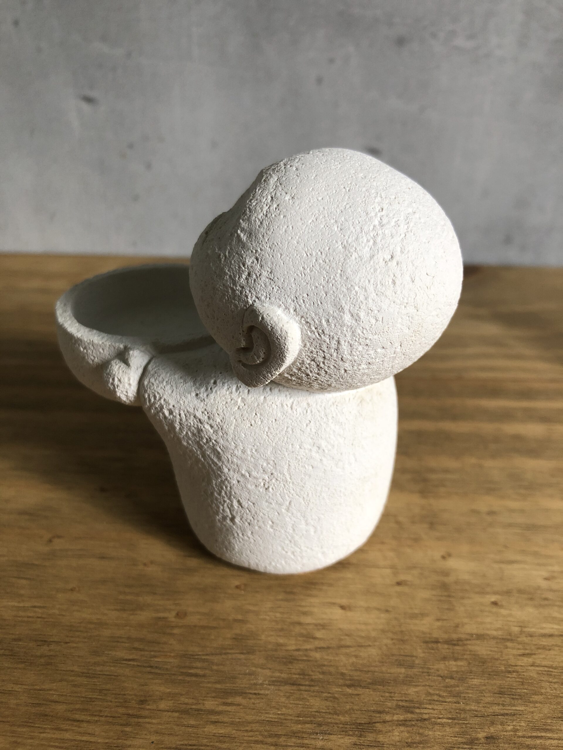 Mnich s miskou – betonový svícen na čajovou svíčku - Obrázek 3