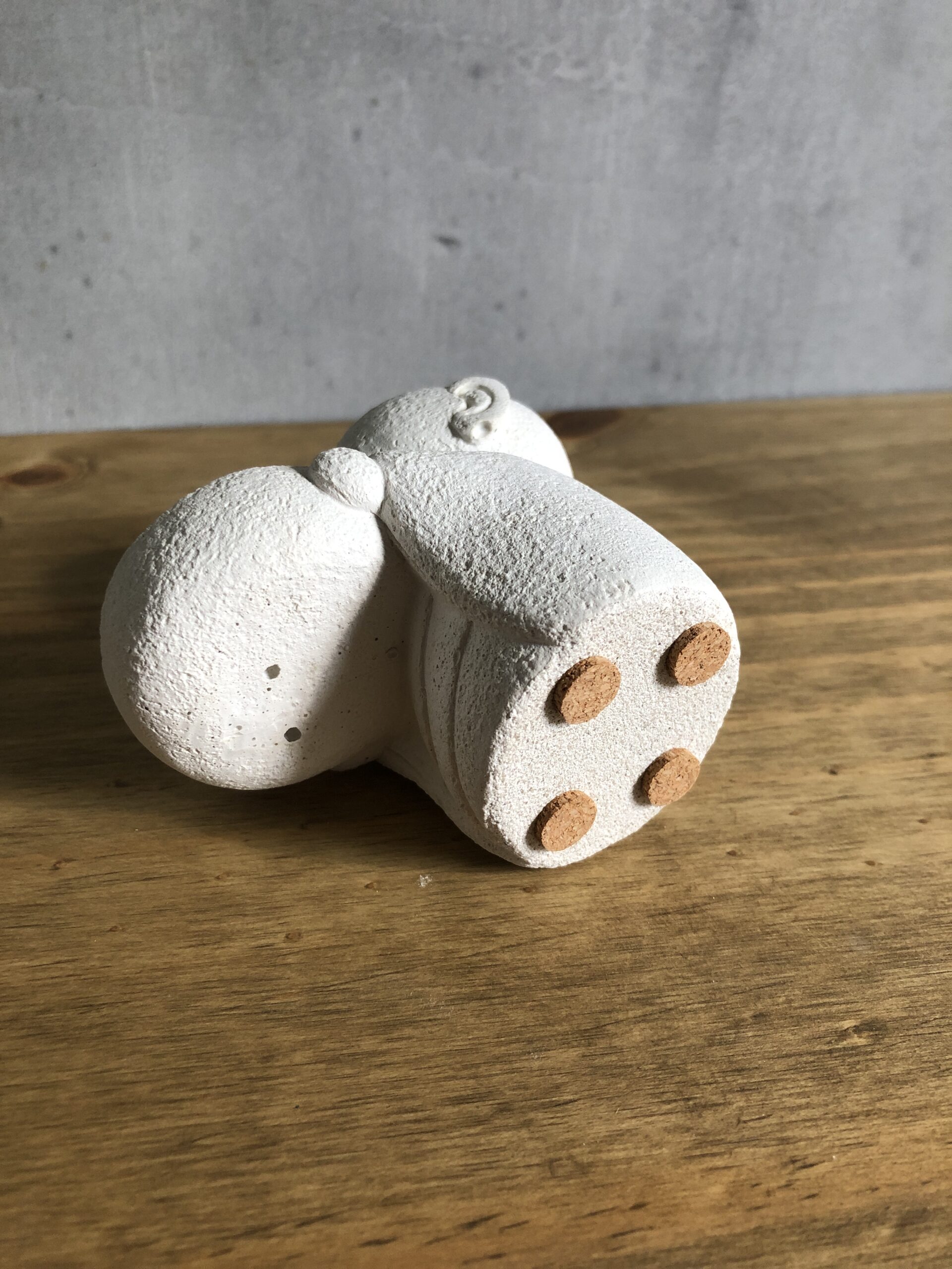 Mnich s miskou – betonový svícen na čajovou svíčku - Obrázek 4