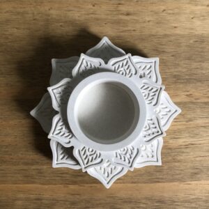 Svícen Lotos – geometrická betonová mandala
