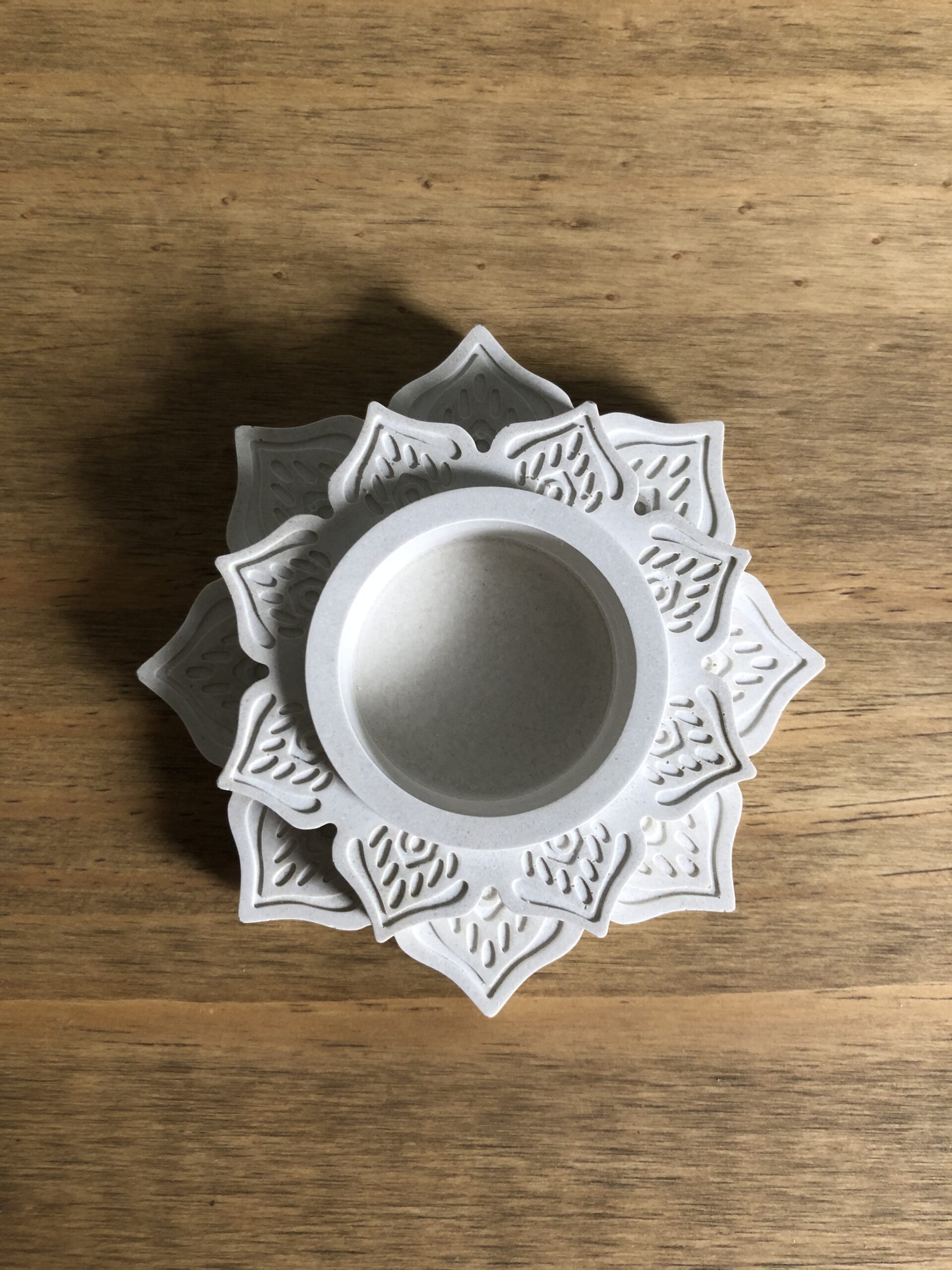 Svícen Lotos – geometrická betonová mandala - Obrázek 1