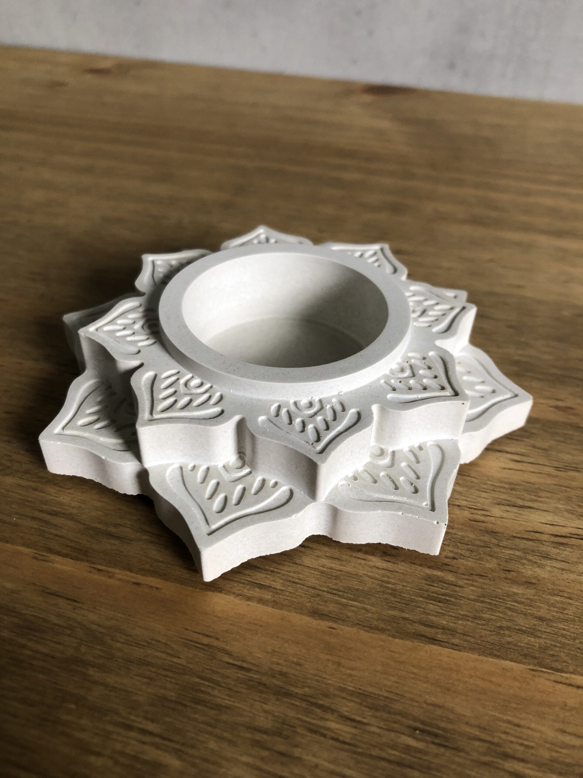 Svícen Lotos – geometrická betonová mandala - Obrázek 2