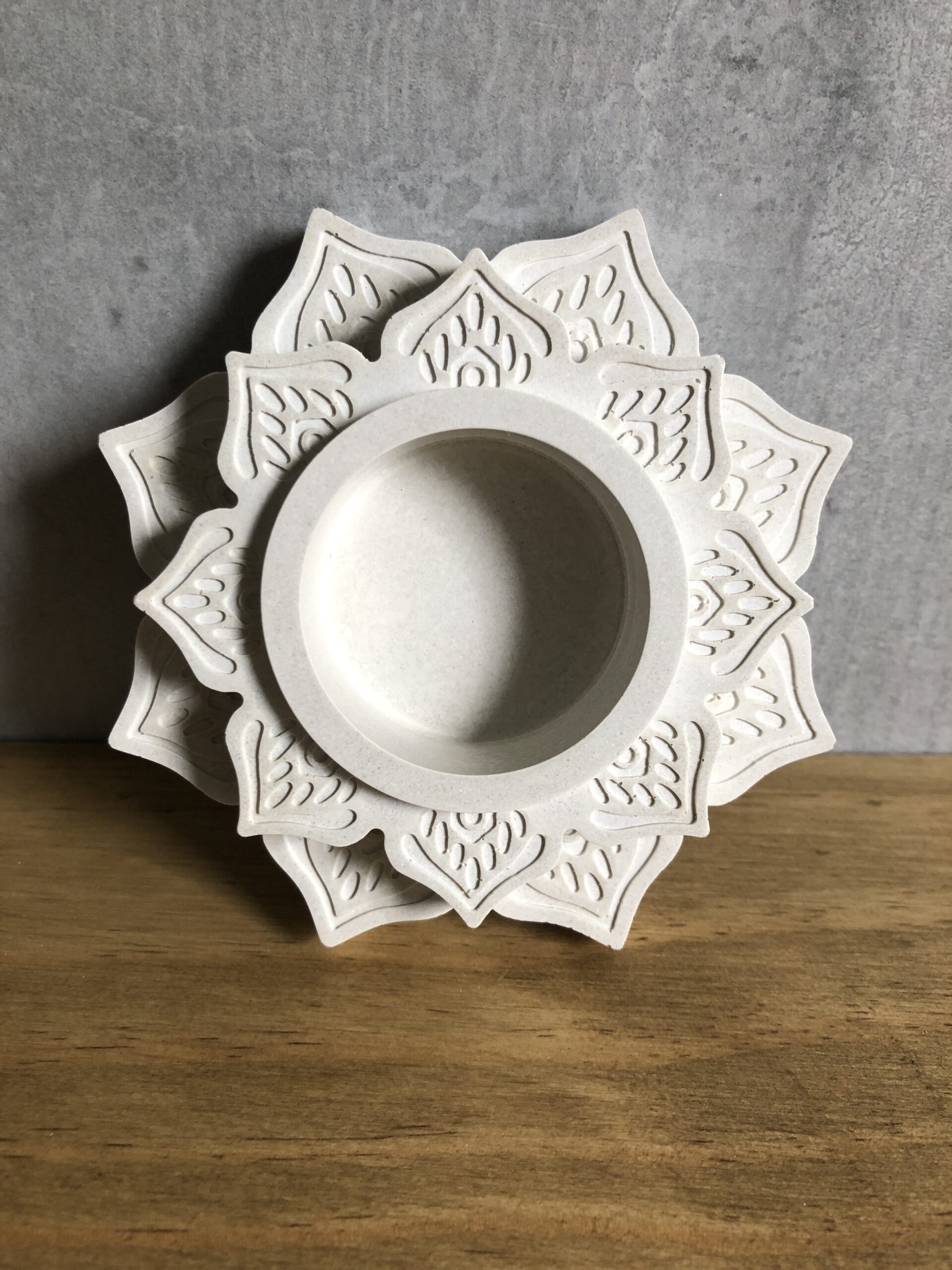Svícen Lotos – geometrická betonová mandala - Obrázek 4