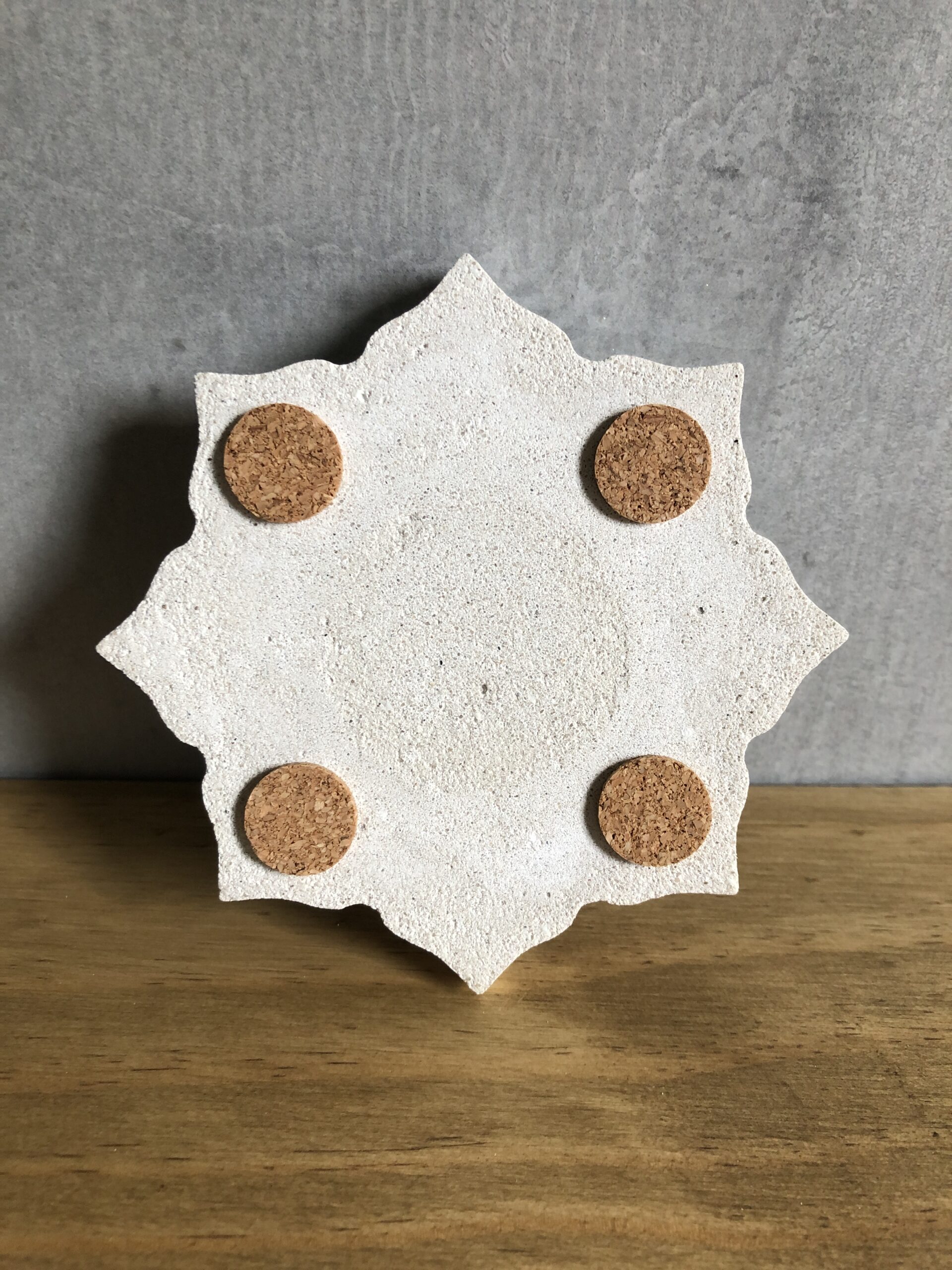 Svícen Lotos – geometrická betonová mandala - Obrázek 3