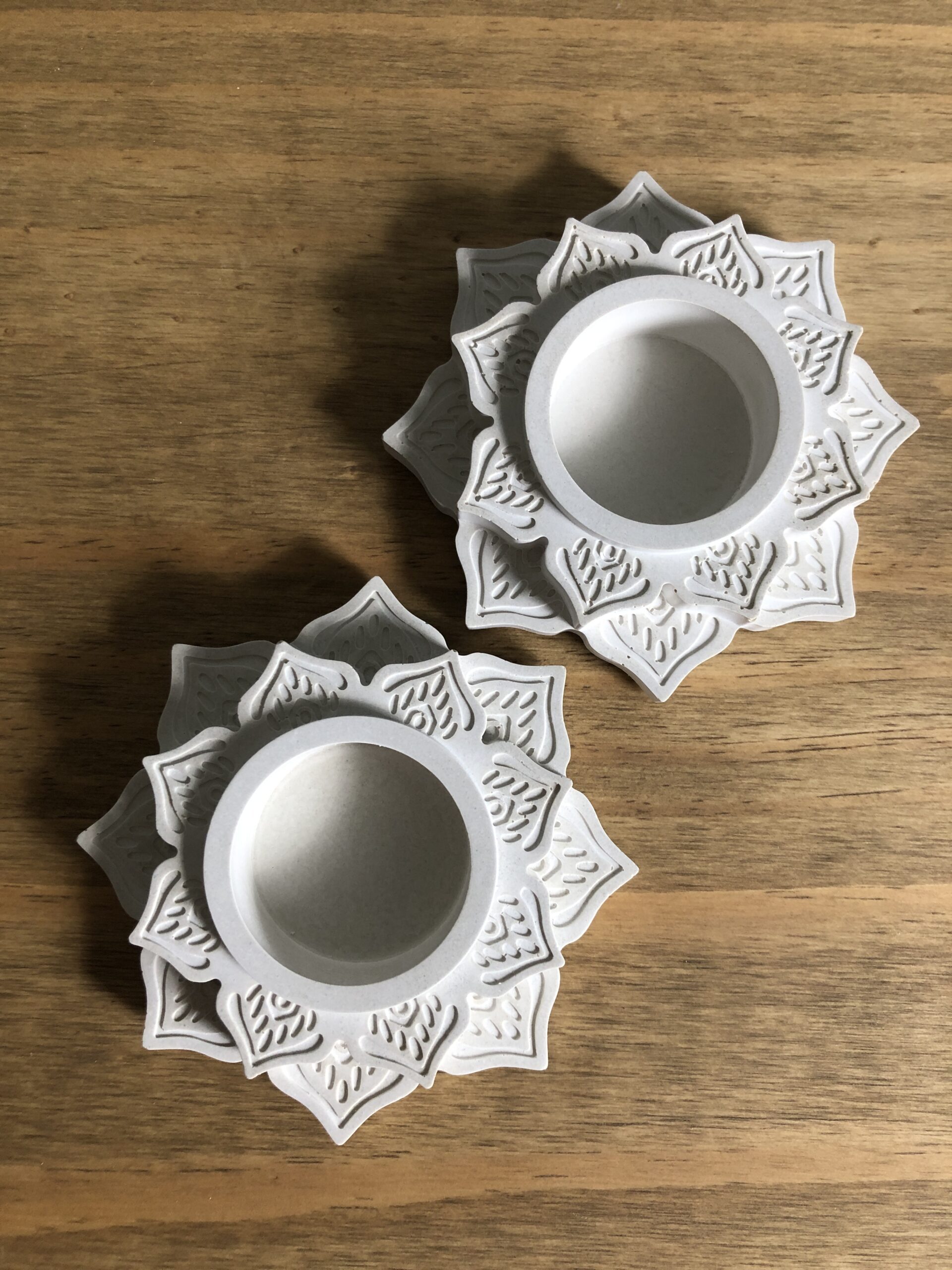 Svícen Lotos – geometrická betonová mandala - Obrázek 5