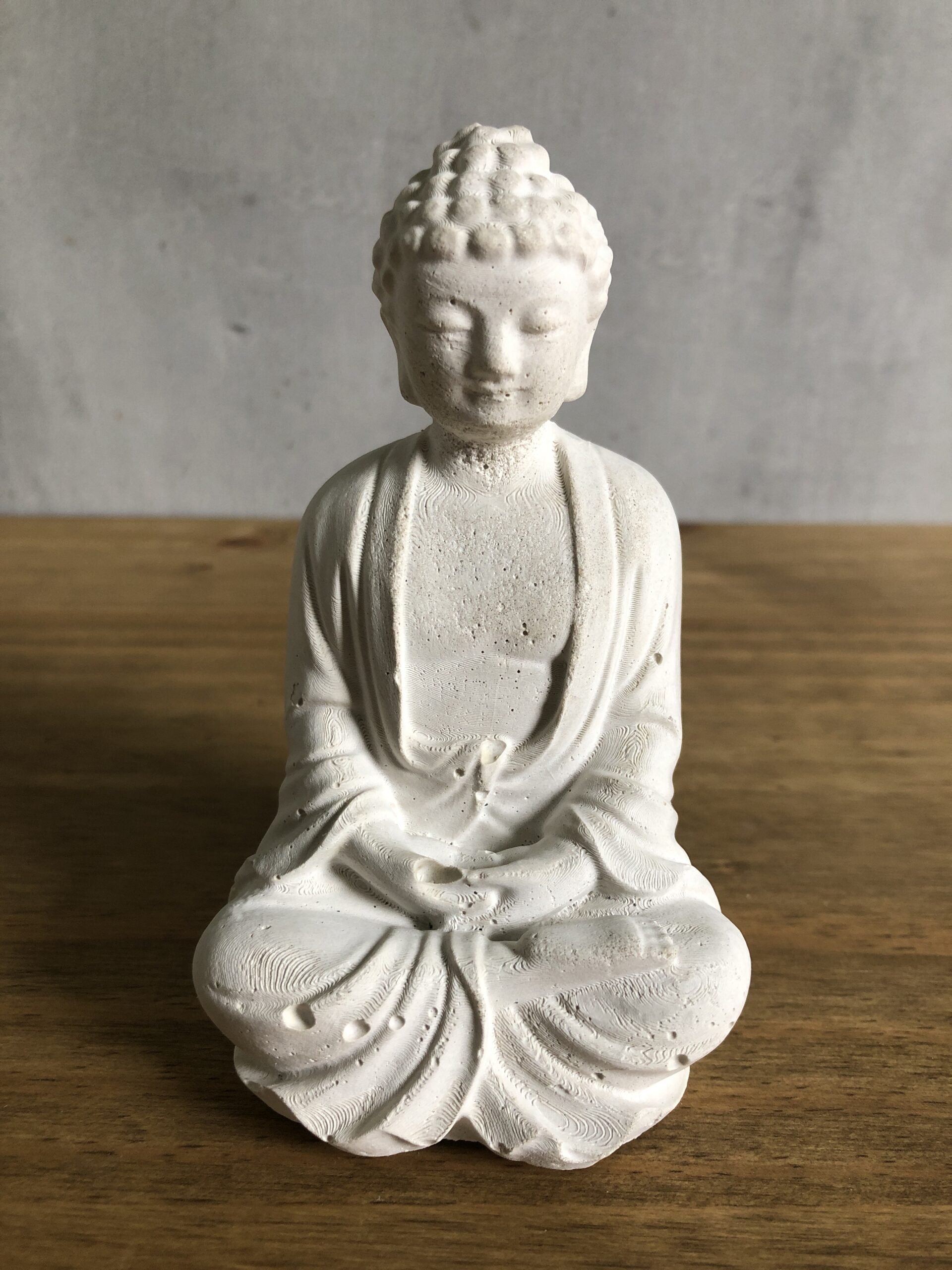 Buddha z betonu – soška v meditační pozici - Obrázek 2