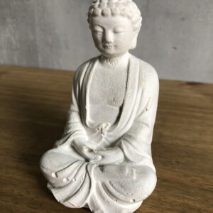 Buddha z betonu – soška v meditační pozici