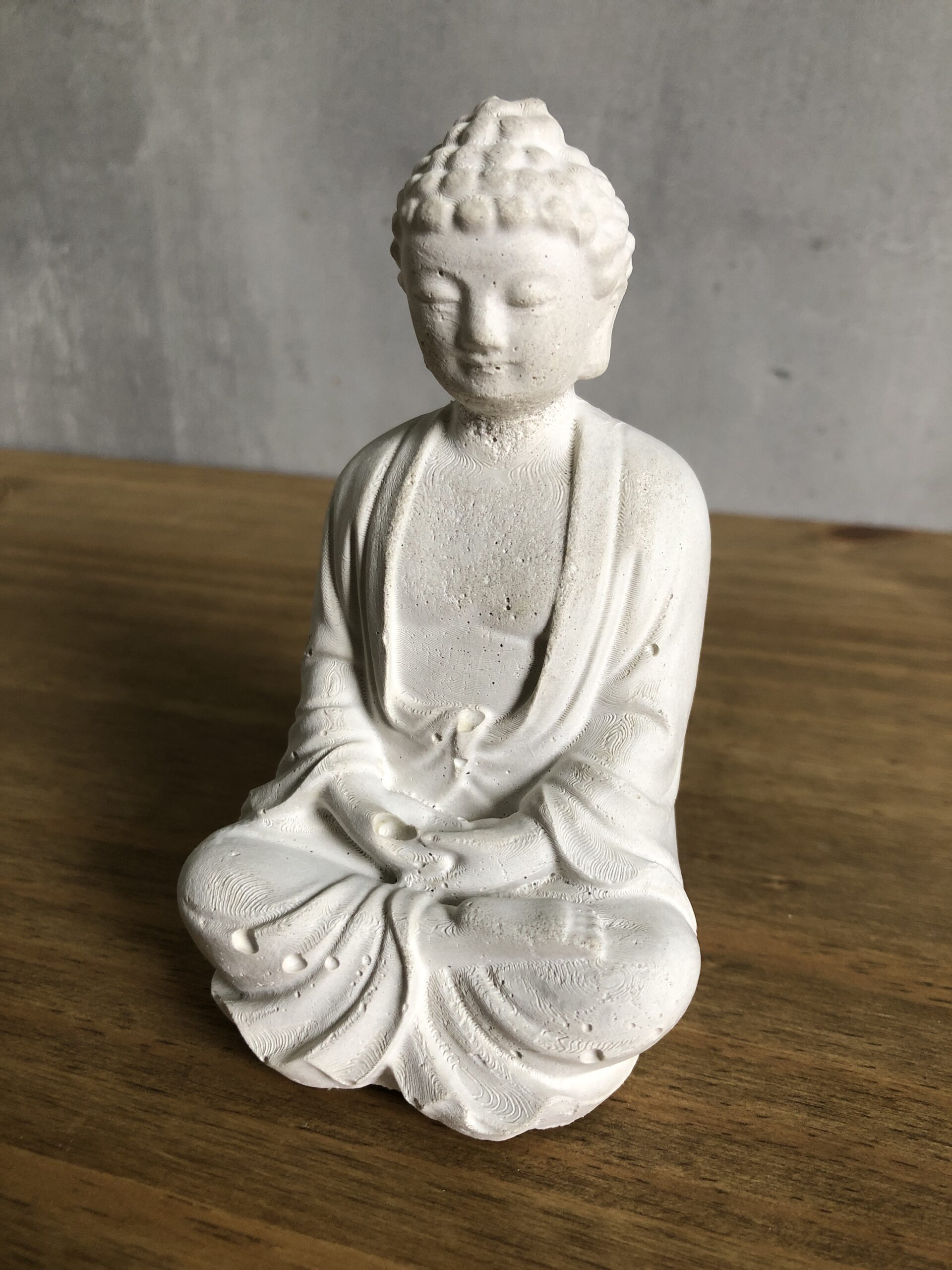 Buddha z betonu – soška v meditační pozici - Obrázek 1