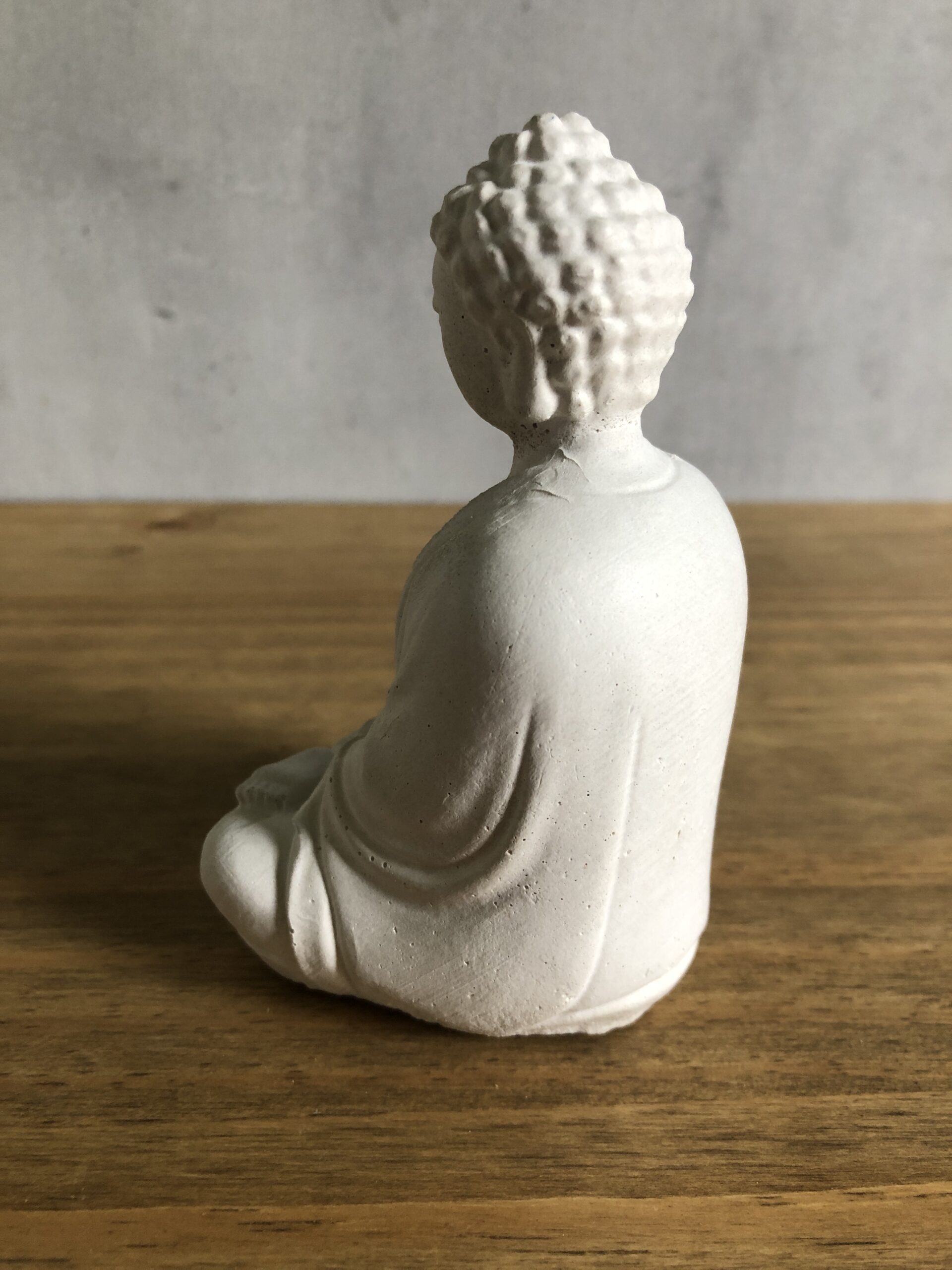Buddha z betonu – soška v meditační pozici - Obrázek 3