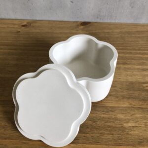 Betonová dóza Květ