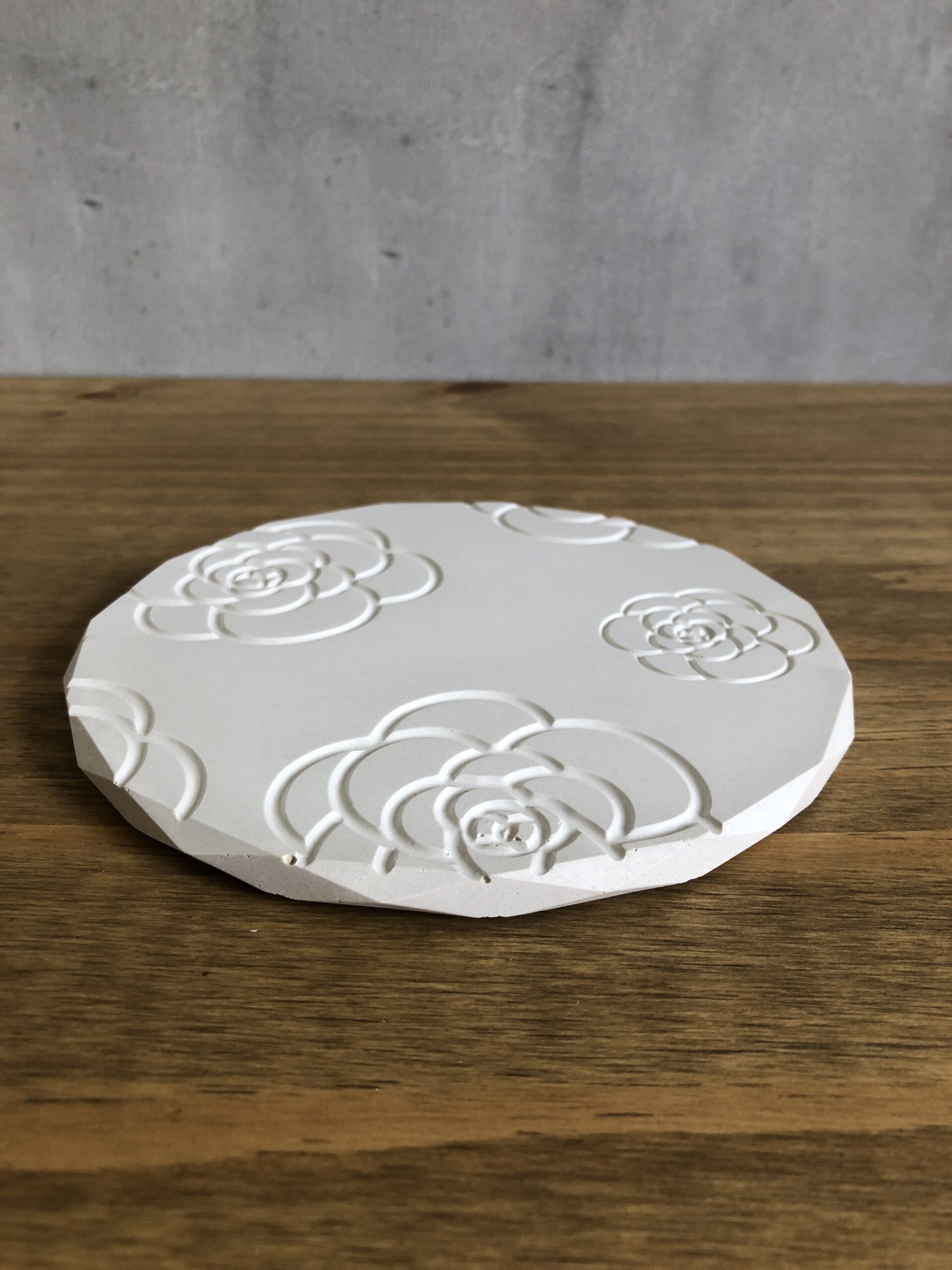 Tácky betonové s květinovým reliéfem – sada 3 ks - Obrázek 3