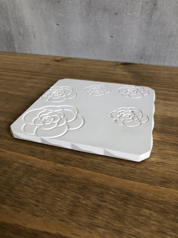 Tácky betonové s květinovým reliéfem – sada 3 ks - Obrázek 5