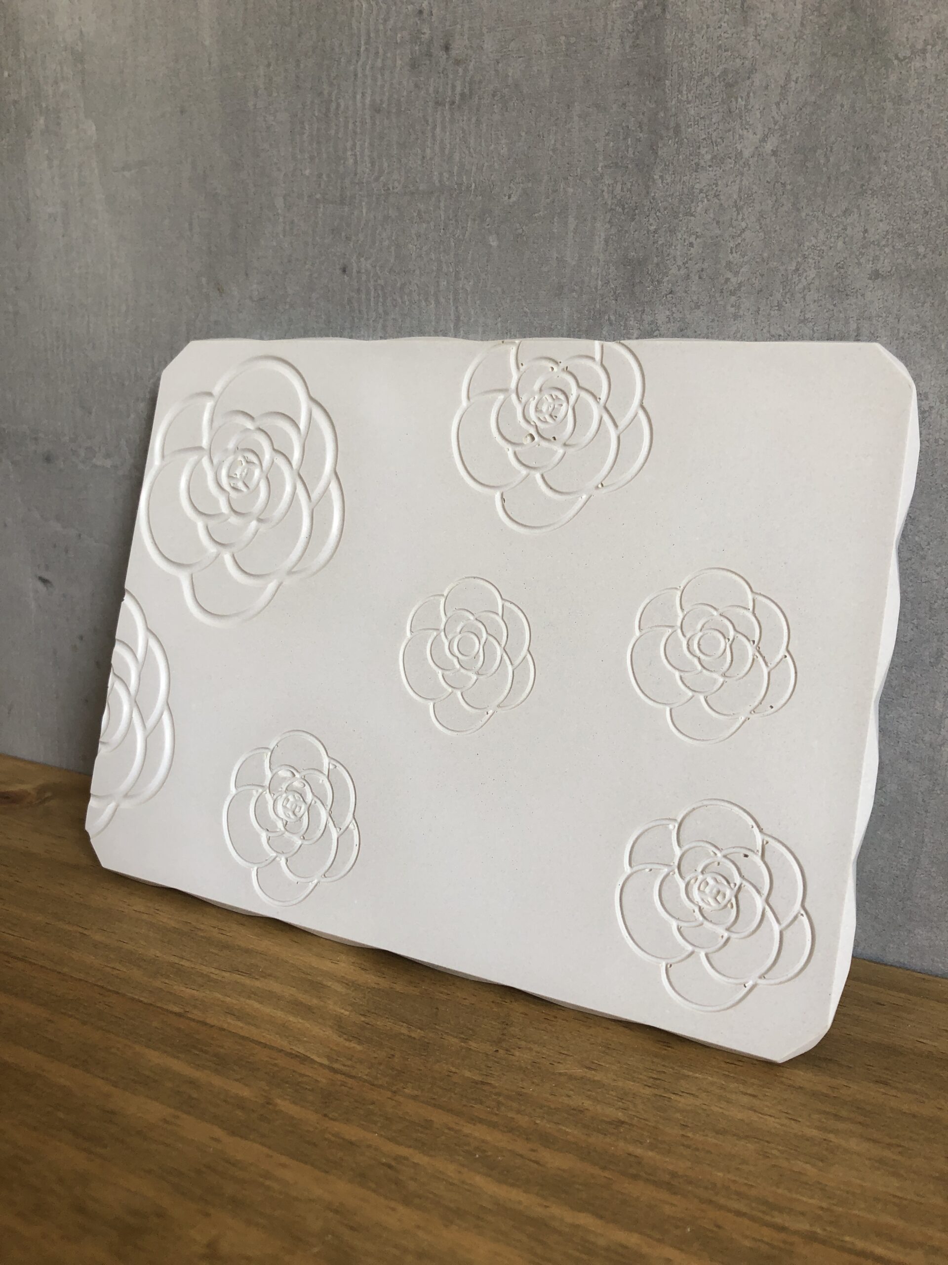Tácky betonové s květinovým reliéfem – sada 3 ks - Obrázek 6