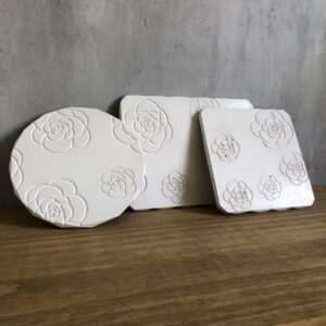 Tácky betonové s květinovým reliéfem – sada 3 ks