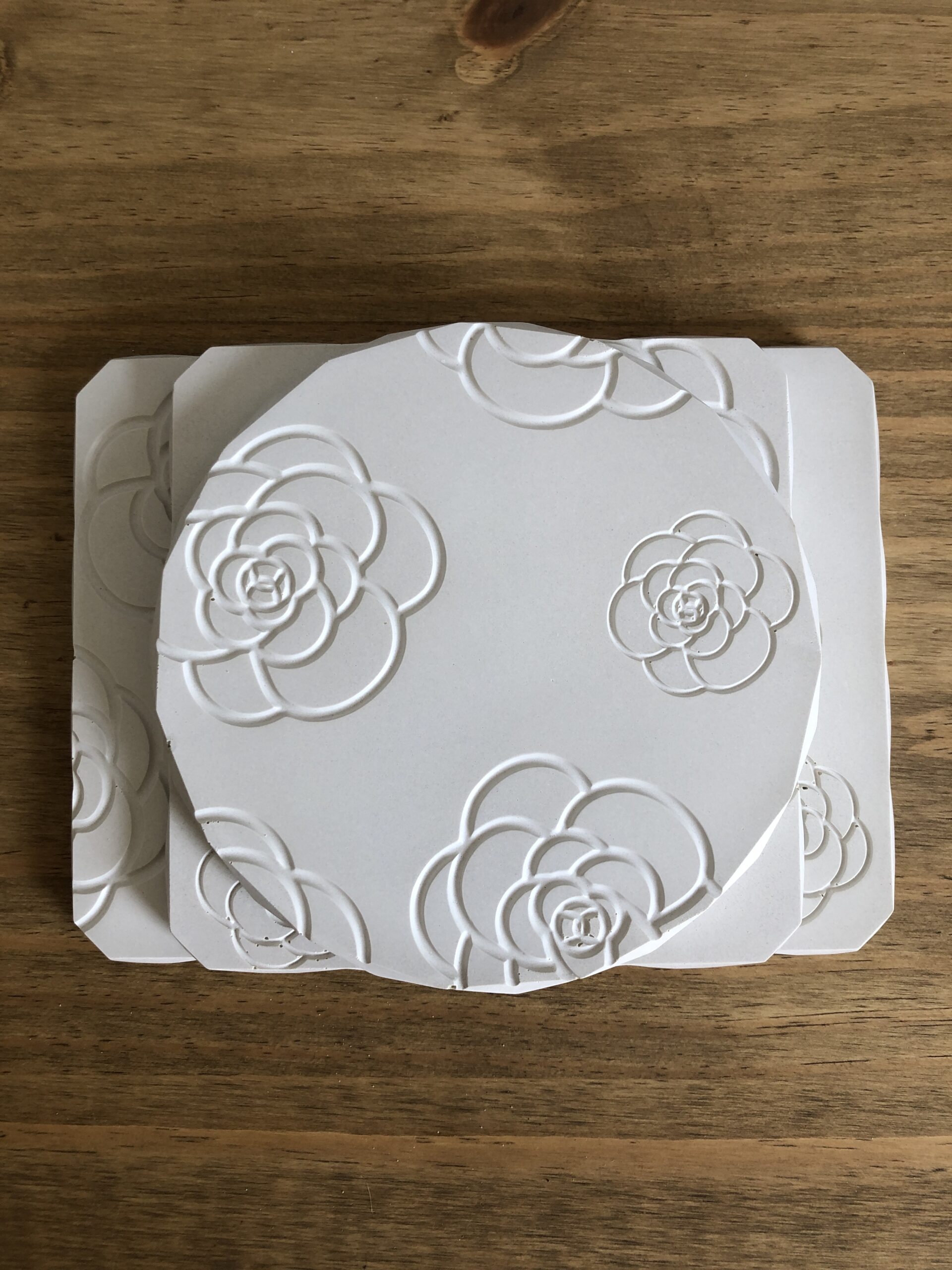 Tácky betonové s květinovým reliéfem – sada 3 ks - Obrázek 2