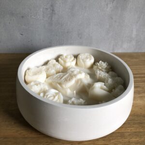 Květinová svíčka "pssst" v betonové míse