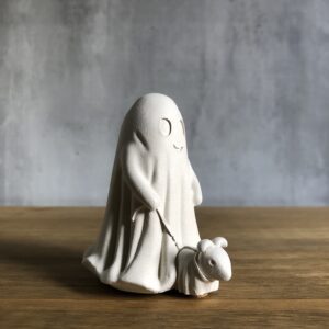 Duch s pejskem – betonová figurka