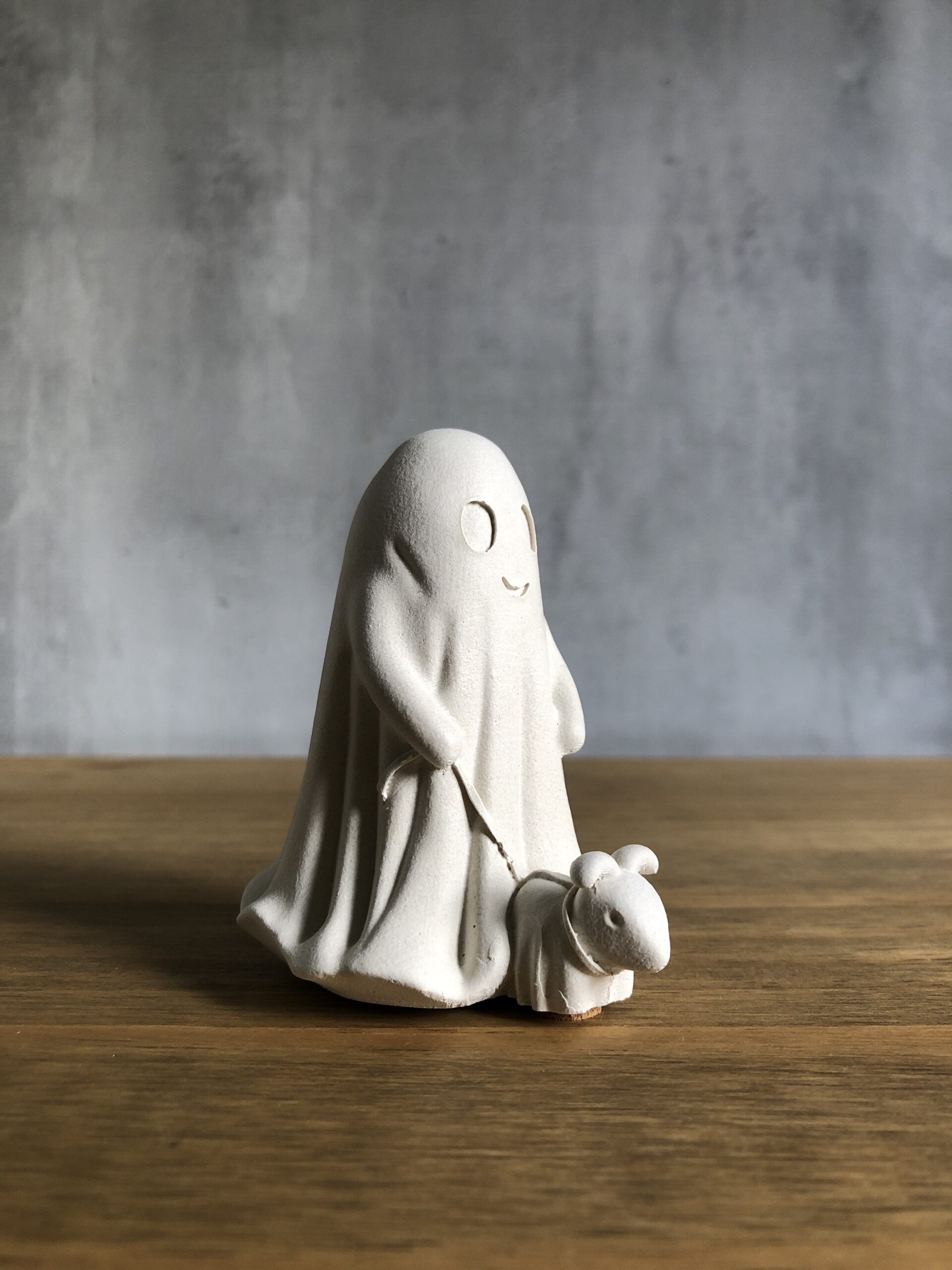 Duch s pejskem – betonová figurka - Obrázek 1