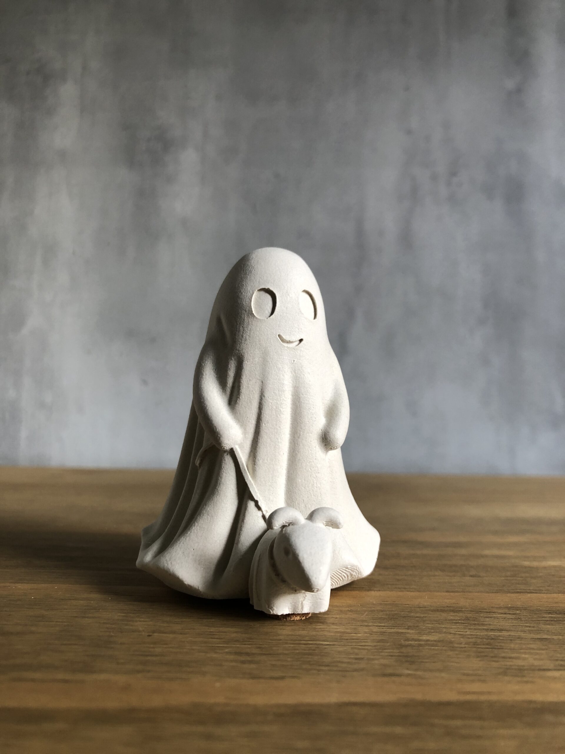 Duch s pejskem – betonová figurka - Obrázek 2