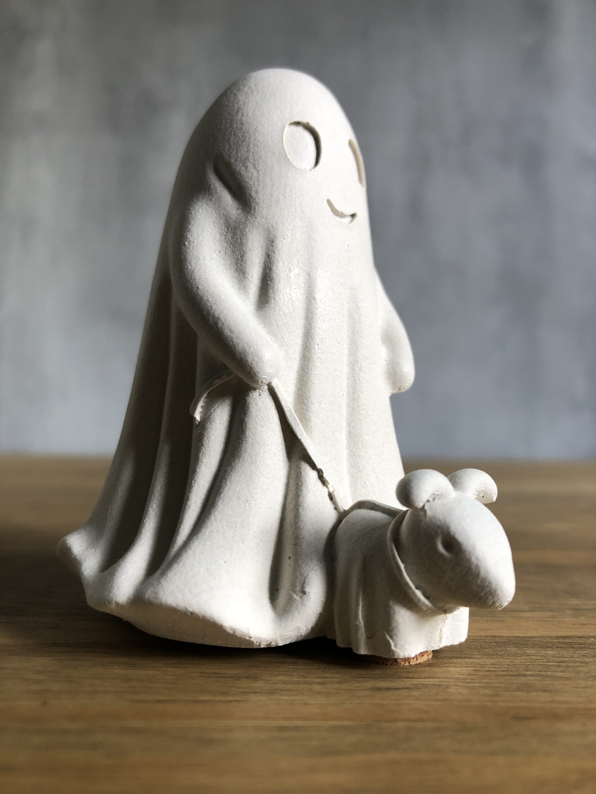 Duch s pejskem – betonová figurka - Obrázek 3