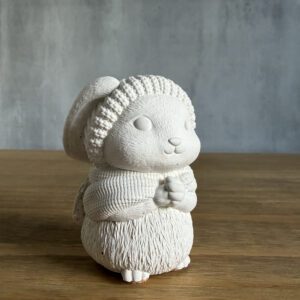 Betonová figurka – Zajíček v čepici - Obrázek 2