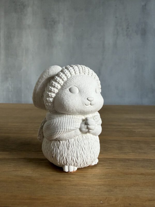 Betonová figurka – Zajíček v čepici - Obrázek 2