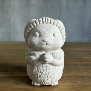 Betonová figurka – Zajíček v čepici