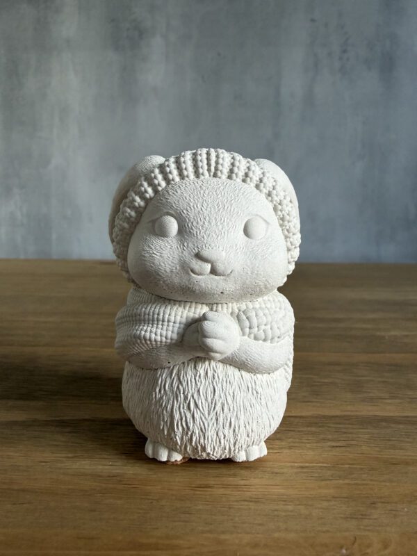 Betonová figurka – Zajíček v čepici - Obrázek 1
