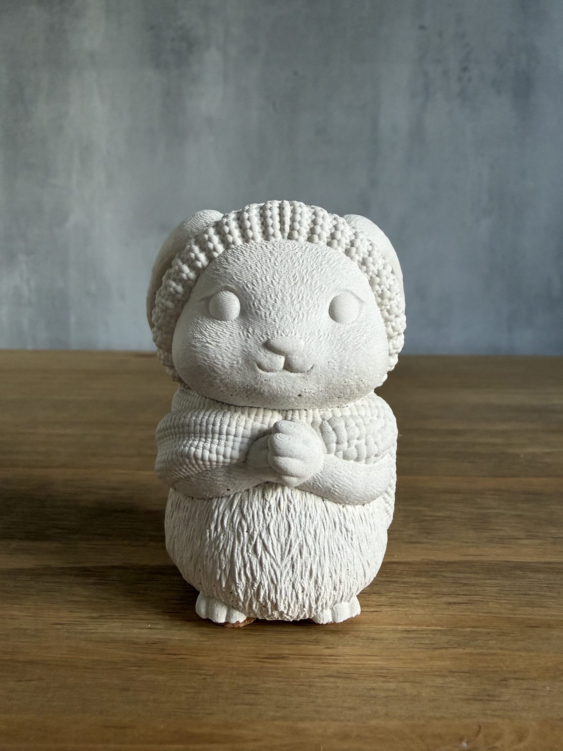 Betonová figurka – Zajíček v čepici - Obrázek 1