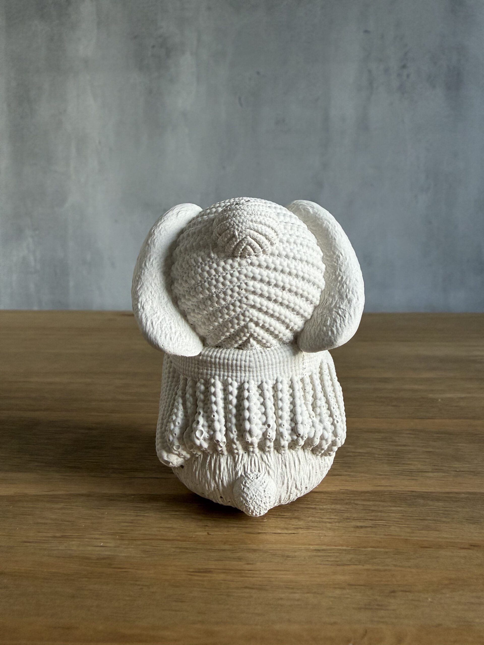 Betonová figurka – Zajíček v čepici - Obrázek 3