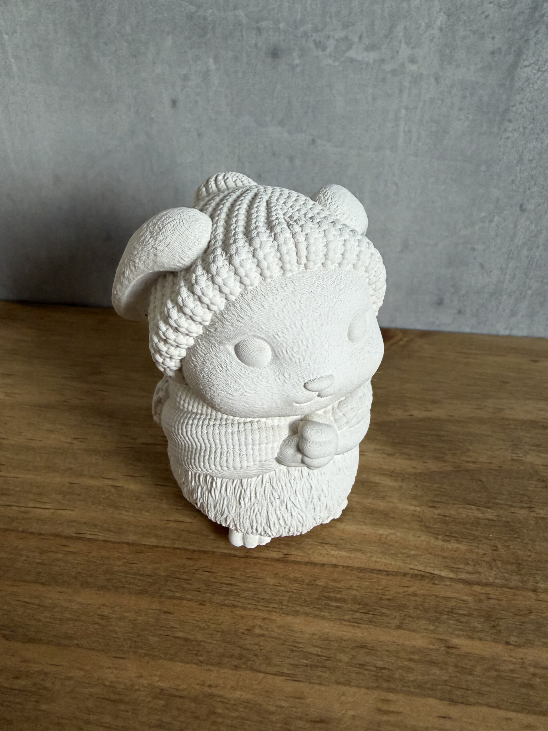 Betonová figurka – Zajíček v čepici - Obrázek 4