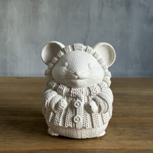Betonová figurka – Myška ve svetru