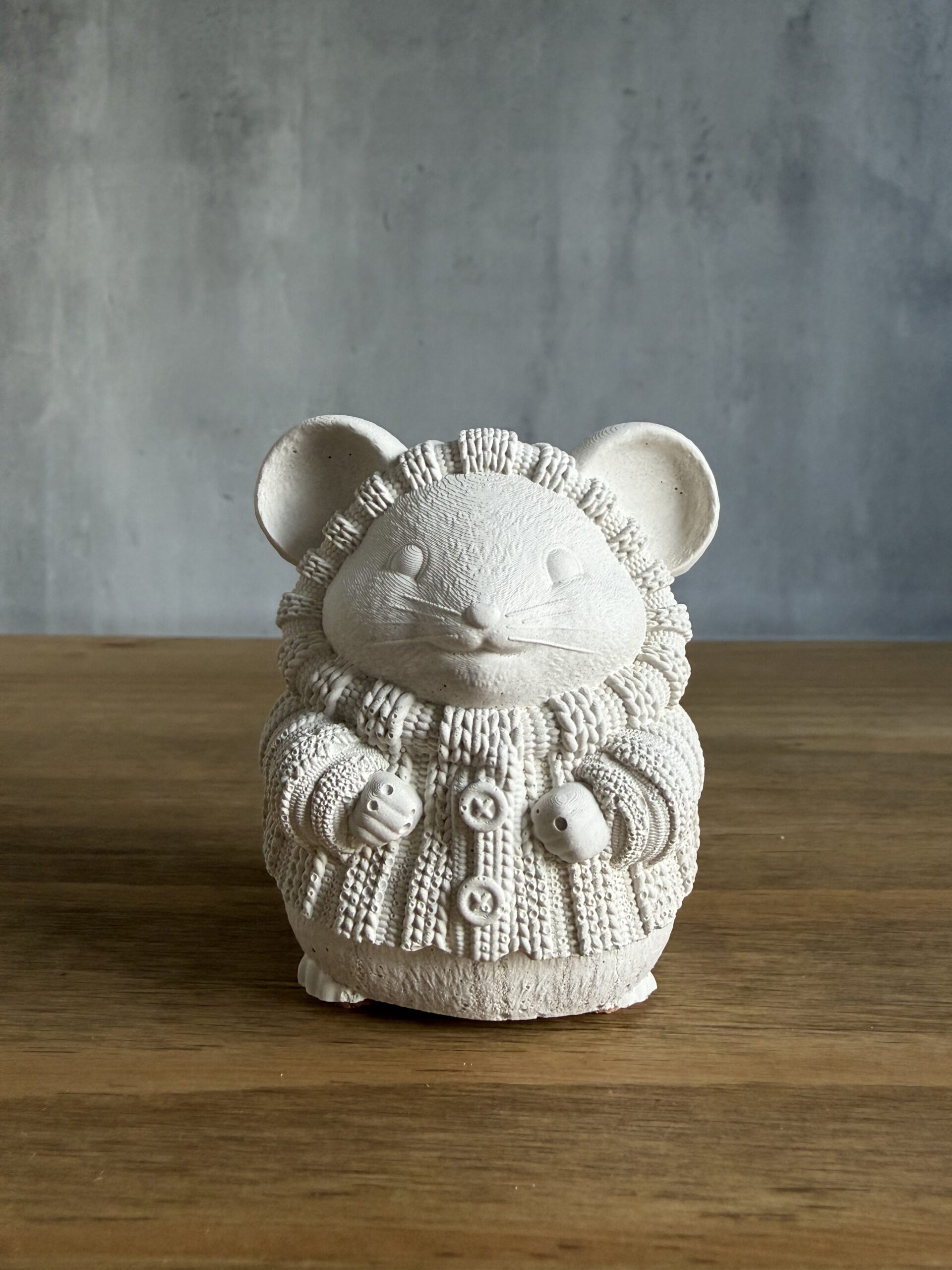 Betonová figurka – Myška ve svetru - Obrázek 1
