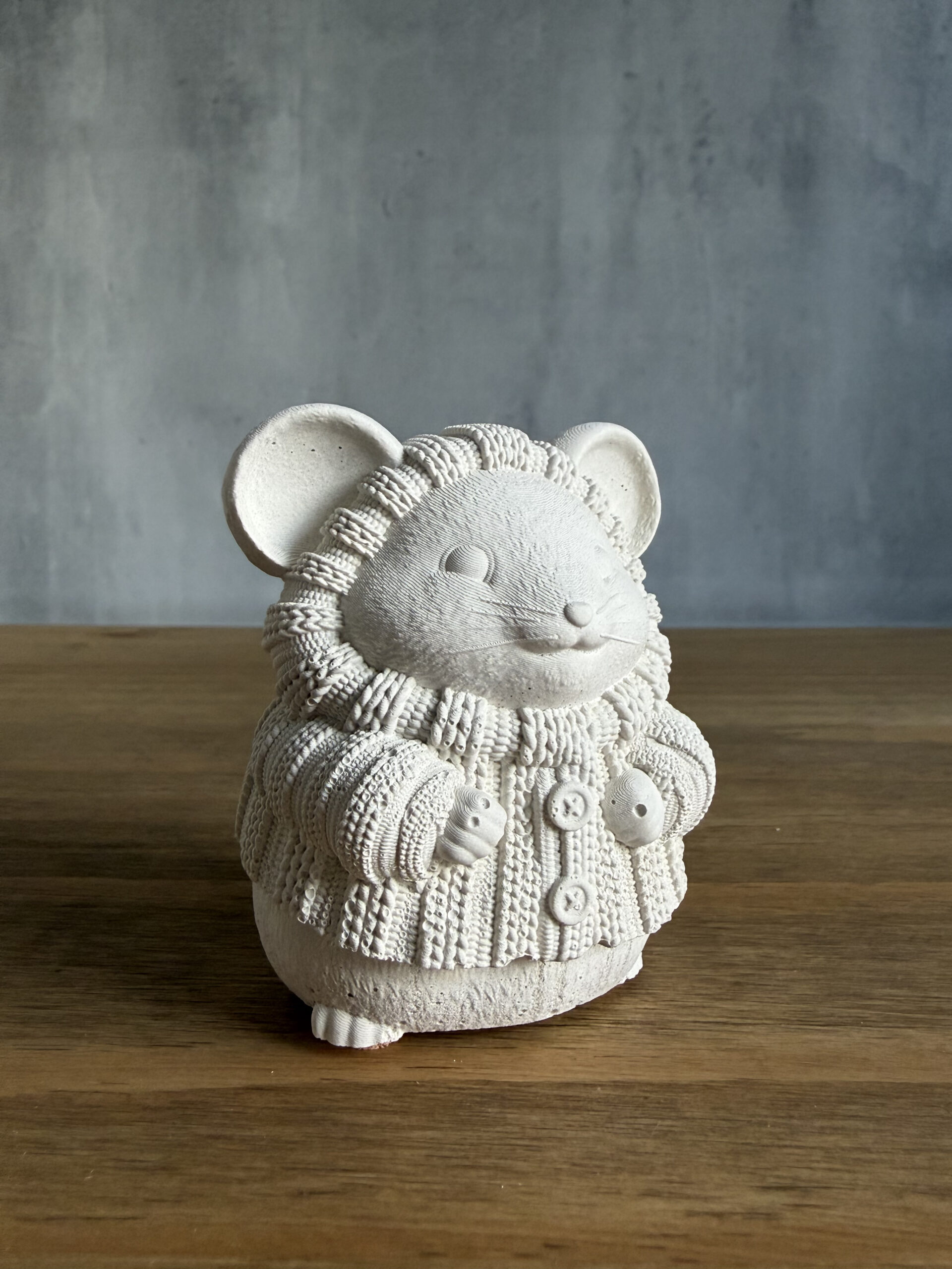 Betonová figurka – Myška ve svetru - Obrázek 3